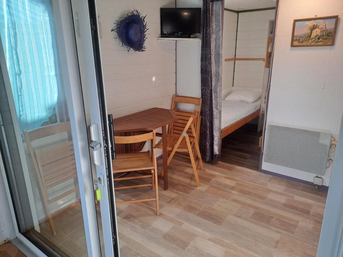 Chalet Pour 5 Personnes Equipe Sur Emplacement Privatif Dans Camping 4 Etoiles Appartenant Et Gere Par Un Particulier Hotel Foix Ngoại thất bức ảnh