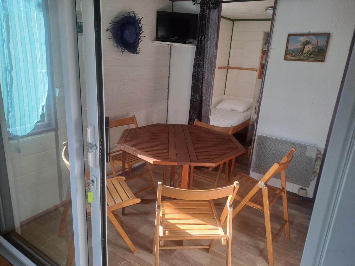 Chalet Pour 5 Personnes Equipe Sur Emplacement Privatif Dans Camping 4 Etoiles Appartenant Et Gere Par Un Particulier Hotel Foix Ngoại thất bức ảnh